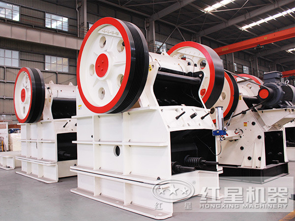 HD德版顎式破碎機生產車間