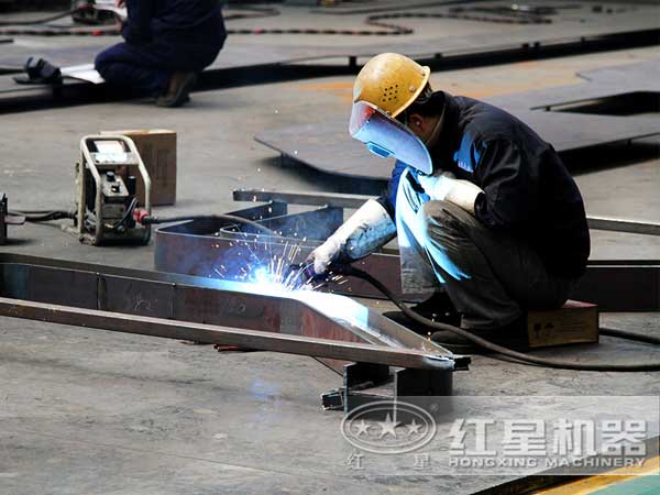 定制生產(chǎn)長石磨粉機(jī)磨輥現(xiàn)場圖