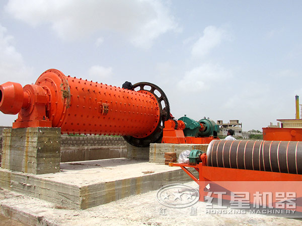 鐵礦石研磨作業(yè)現場