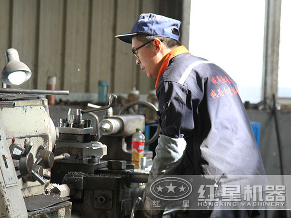 工人作業(yè)確保品質