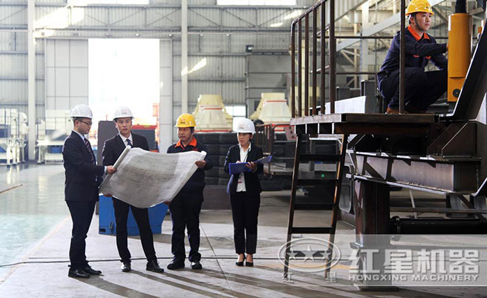 客戶參觀紅星制砂機(jī)車(chē)間