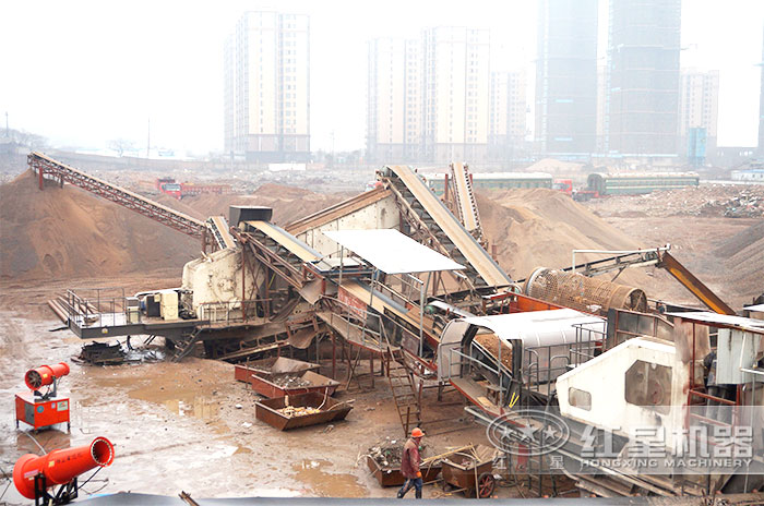 移動(dòng)碎石機(jī)作業(yè)現(xiàn)場(chǎng)配置噴淋裝置更環(huán)保