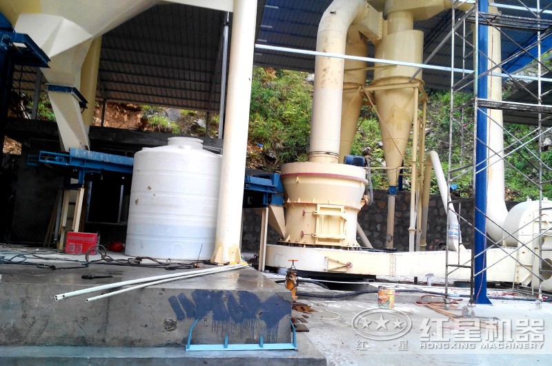 雷蒙磨粉機作業(yè)現(xiàn)場