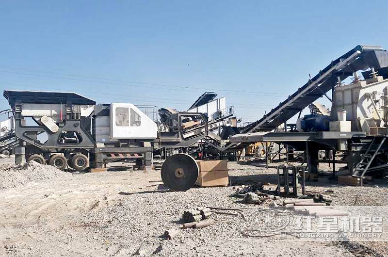 時產(chǎn)300噸大型移動石子粉碎機現(xiàn)場