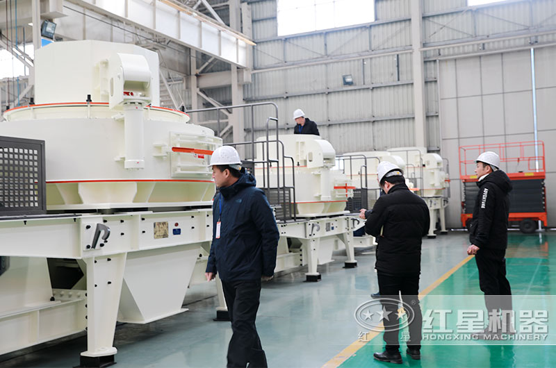 客戶來(lái)紅星機(jī)器制砂機(jī)車間考察