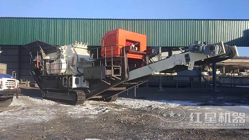 履帶移動反擊式破碎機(jī)作業(yè)現(xiàn)場