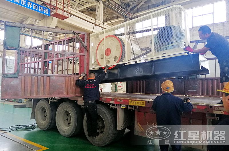 小型對輥式制砂機發(fā)往山東煙臺