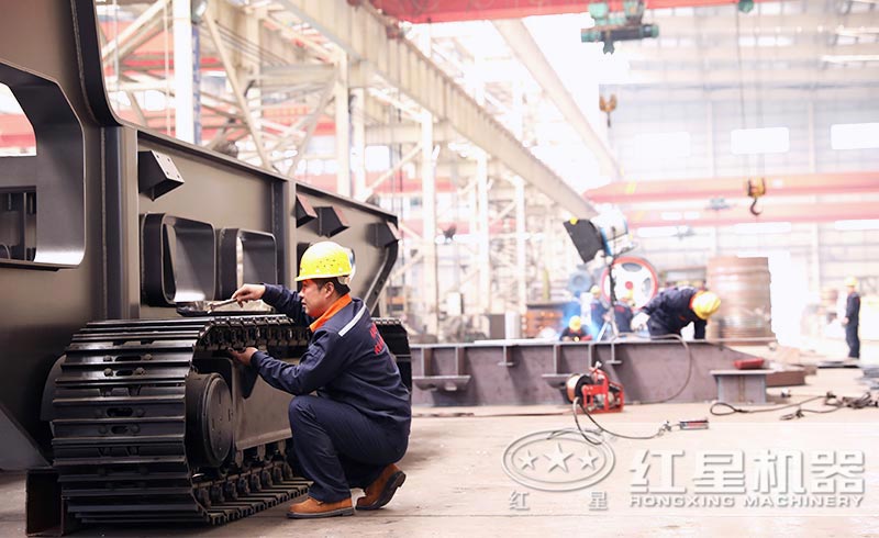 紅星機(jī)器水泥路面粉碎機(jī)車間