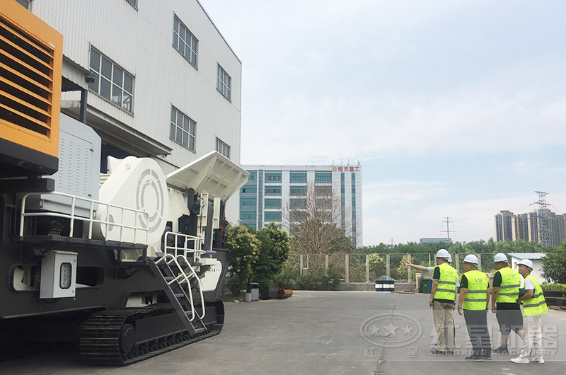 客戶(hù)到紅星廠區(qū)參觀移動(dòng)設(shè)備
