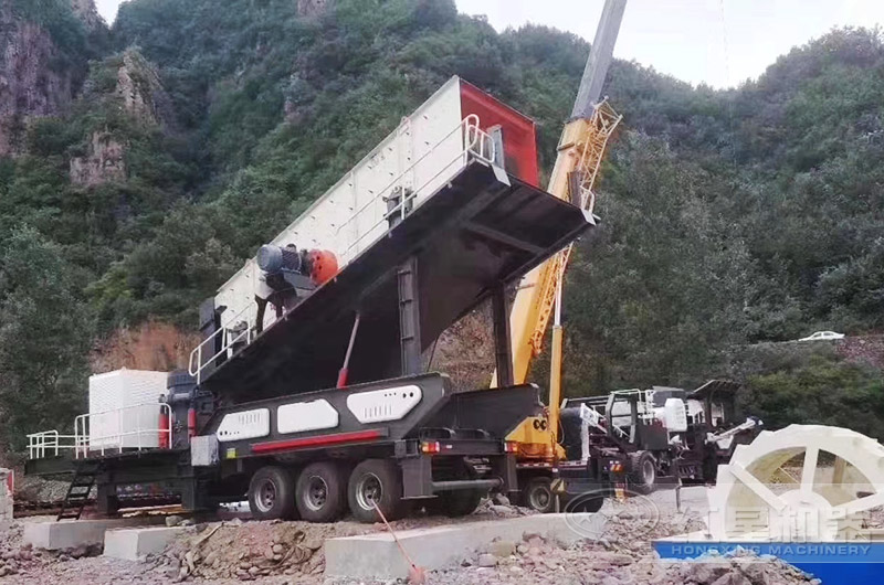 移動(dòng)破碎制沙機(jī)作業(yè)現(xiàn)場(chǎng)