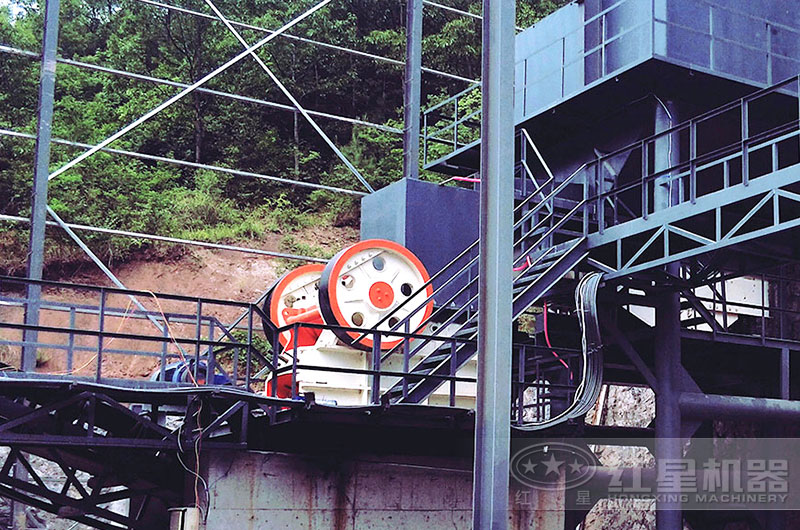 顎式破碎機(jī)作業(yè)現(xiàn)場